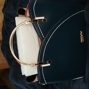 🆕 SALE 🛍️ ZZMY Salmon & Black Purse 👛